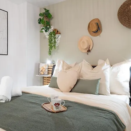 Appartement Jean-médcin, Quiet Studio, Train Station 5 Min Away *