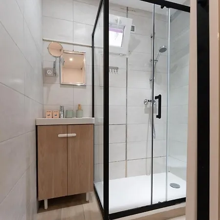 Appartement Jean-médcin, Quiet Studio, Train Station 5 Min Away *